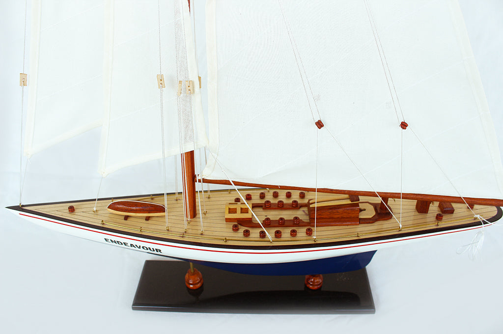 Endeavour Yacht, Blue